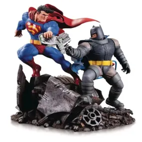 DC Collectibles The Dark Knight Returns: Superman v Batman Mini Statue